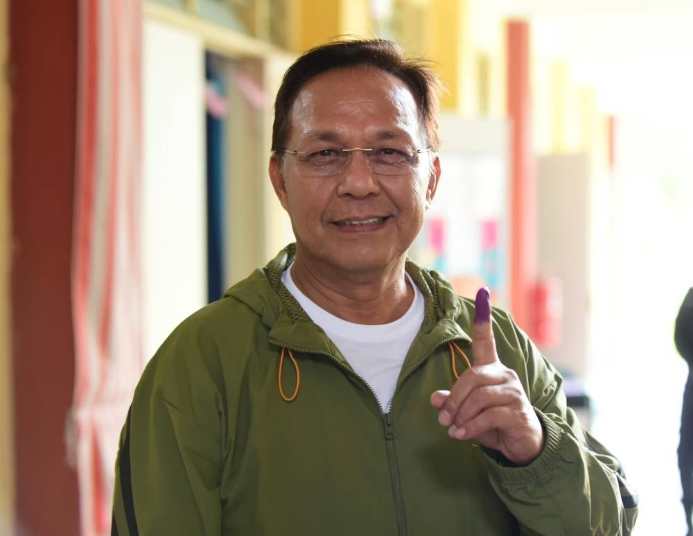 Winner Hasni this morning after casting his voe at Sekolah Kebangsaan Pengkalan Raja Pekan Nanas, Pontian today. (Photo by BERNAMA)
--fotoBERNAMA (2022) HAK CIPTA TERPELIHARA