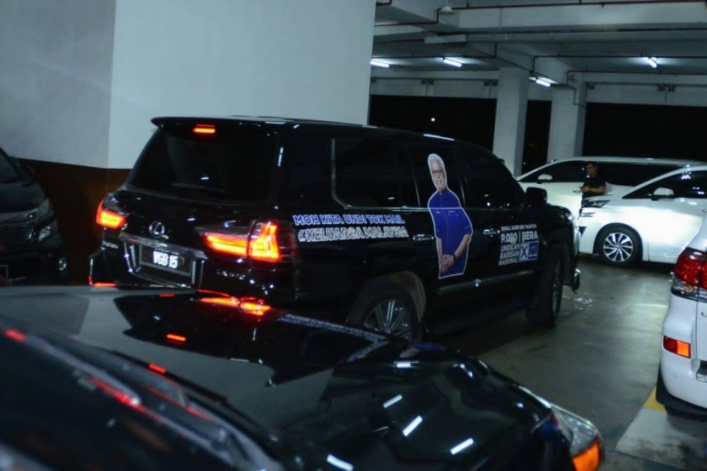 Ismail Sabri leaves Umno headquarters 