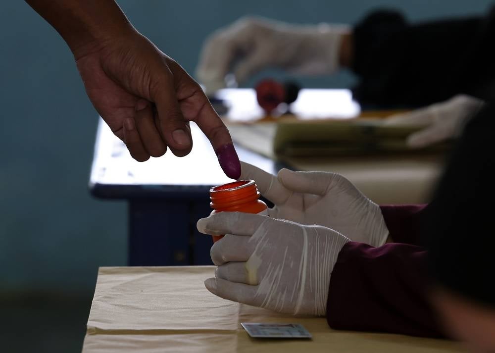 Twelve polling stations have been opened in Baram parliamentary seat for voting in GE15 today after polling was suspended due to bad weather. - Photo: BERNAMA