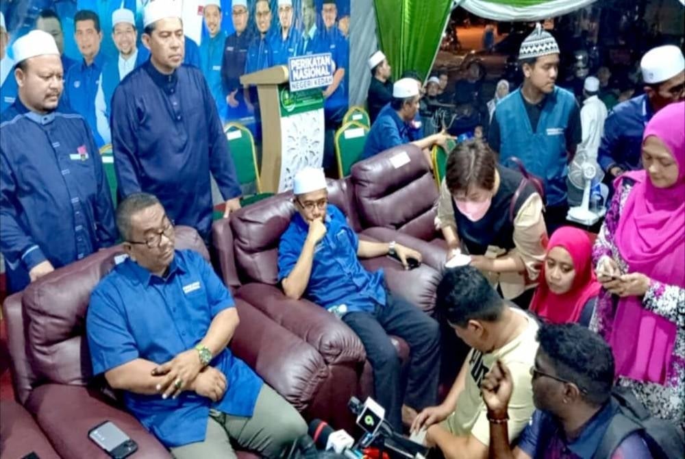 Sanusi (left) at the press conference after a Kedah PN programme at the Kedah Pas Complex.