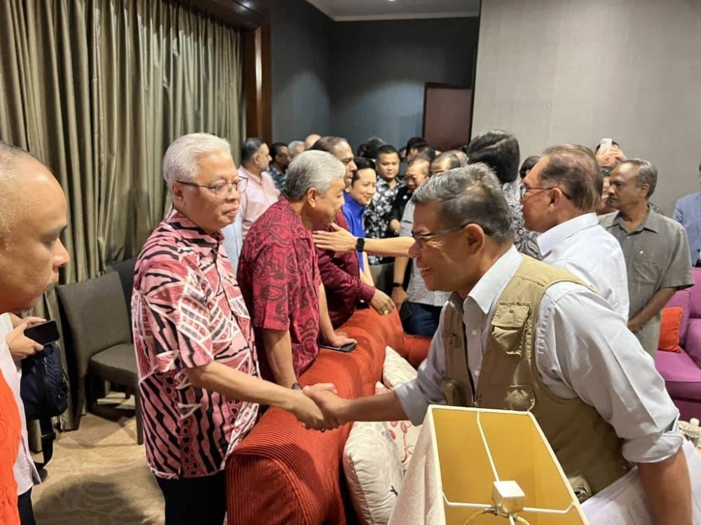  Pakatan Harapan (PH) secretary-general Datuk Seri Saifuddin Nasution Ismail seen here shaking hands with former Prime Minister and Bera member of parliament Datuk Seri Ismail Sabri 