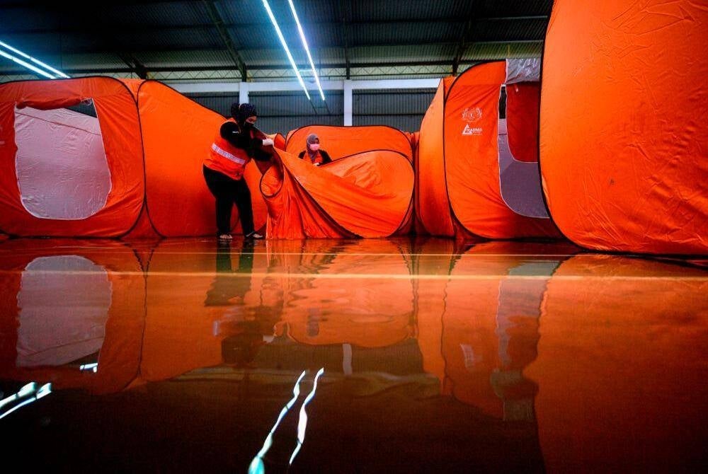 1,443 victims from 409 families were still sheltering at 29 temporary relief centres (PPS).