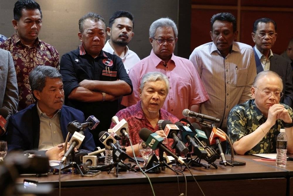 Political analysts believe that Ahmad Zahid will only step down if he does not get the support of two-thirds of the representatives in Umno.