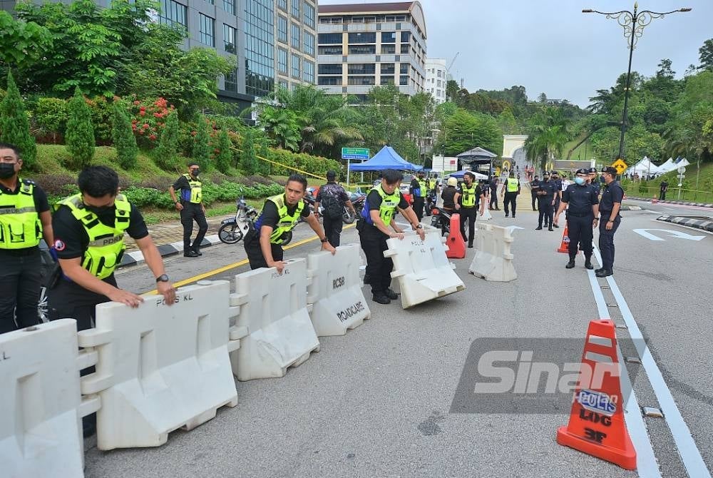 Police increased security in front of Gate 2 of the Istana Negara, Kuala Lumpur. Photo by Sinar Harian. ROSLI TALIB