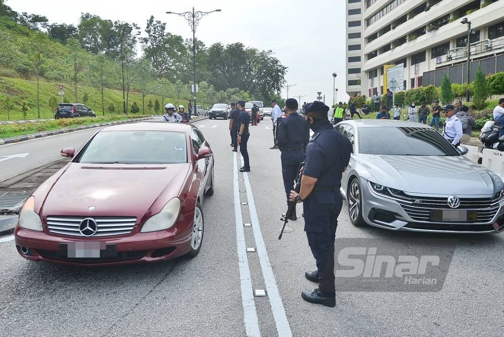 Police increased security in front of Gate 2 of the Istana Negara, Kuala Lumpur.