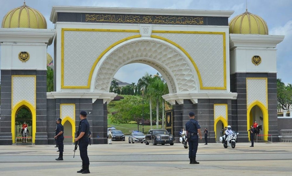 Motorcade ferrying Yang Dipertuan Besar Negri Sembilan Tuanku Muhriz Ibni Almarhum Tuanku Munawir left the Palace at 12 noon.