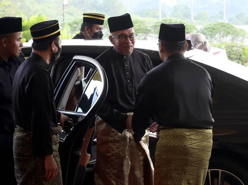 
Chairman of Pakatan Harapan (PH) Datuk Seri Anwar Ibrahim (two, right) on arrival at Istana Negara today. - BERNAMA
