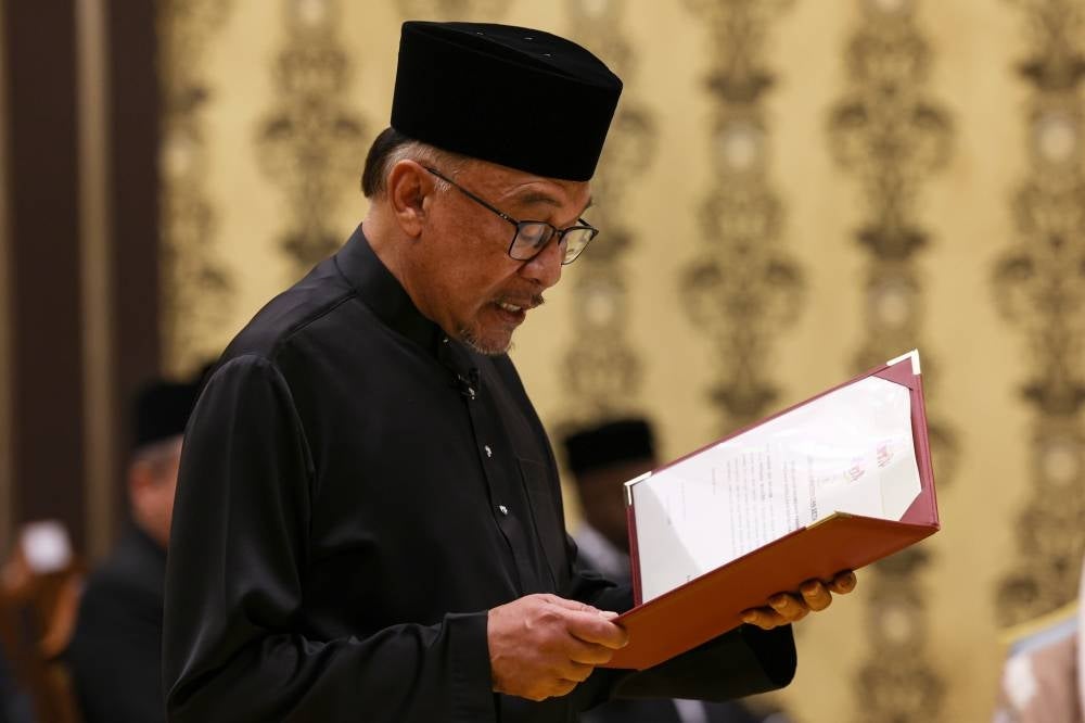 Anwar Ibrahim took his oath before the Yang di-Pertuan Agong, Al-Sultan Abdullah Ri'ayatuddin Al-Mustafa Billah Shah at 5pm today. - BERNAMA 