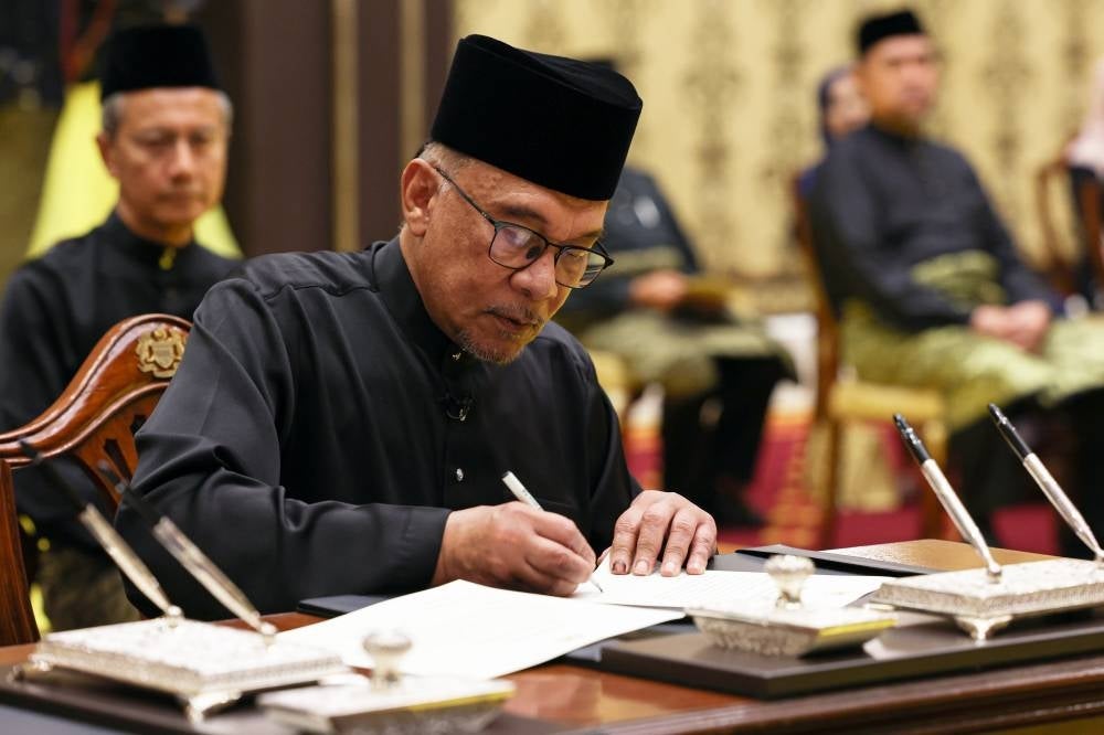 Anwar Ibrahim took his oath before the Yang di-Pertuan Agong, Al-Sultan Abdullah Ri'ayatuddin Al-Mustafa Billah Shah at 5pm today. - BERNAMA