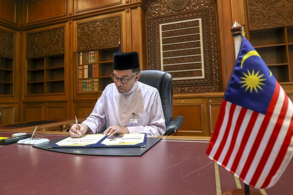 Datuk Seri Anwar Ibrahim clocks in to work as Prime Minister, today. - Photo: BERNAMA