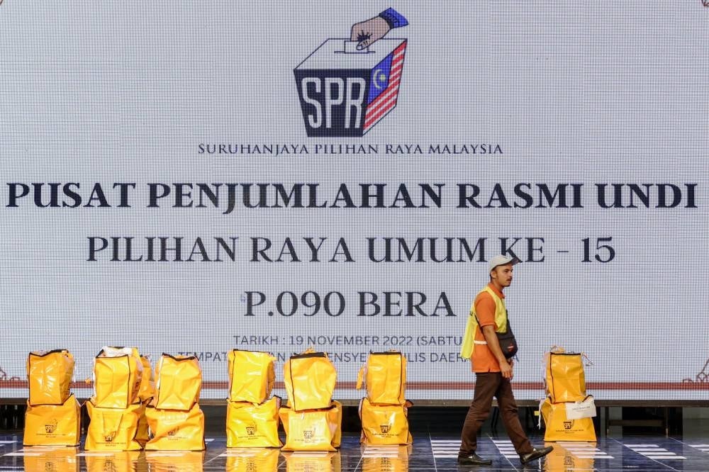 BERA, Nov 19 - Election Commission staff bringing in the ballot boxes into the official counting area for the Bera parliamentary seat. (Photo by BERNAMA) 