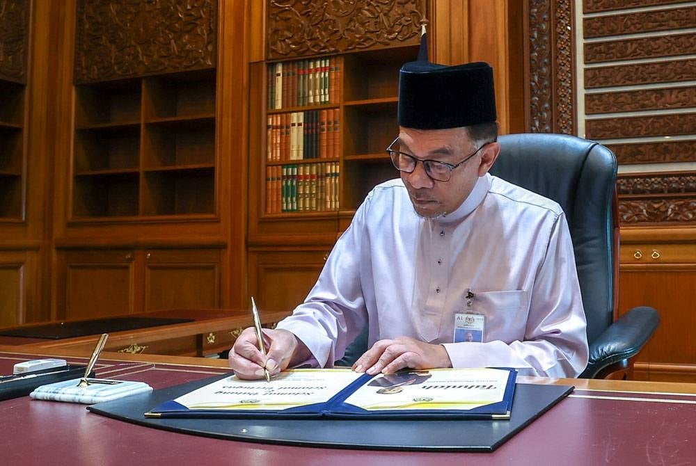 Anwar during his first day of clocking-in as Prime Minister. Photo - BERNAMA