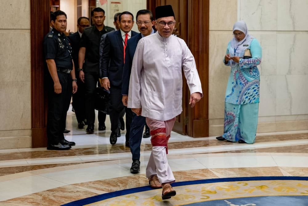 Anwar's appearance in a Baju Melayu complete with songkok and Capal when reporting to the Prime Putra to begin the Prime Minister's duties on Friday. - Facebook photo of Anwar Ibrahim