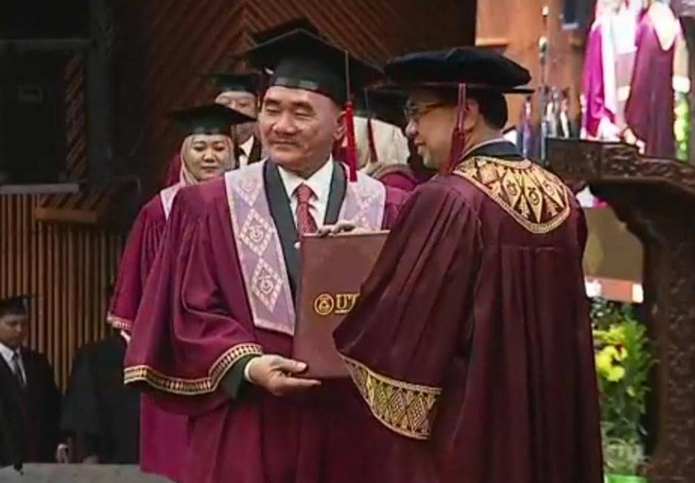Ruslan receiving his master’s degree in Political Science during the 2022 UTMSPACE Convocation Ceremony in conjunction with the 66th Universiti Teknologi Malaysia (UTM) Convocation at Dewan Sultan Iskandar in Johor on Saturday.