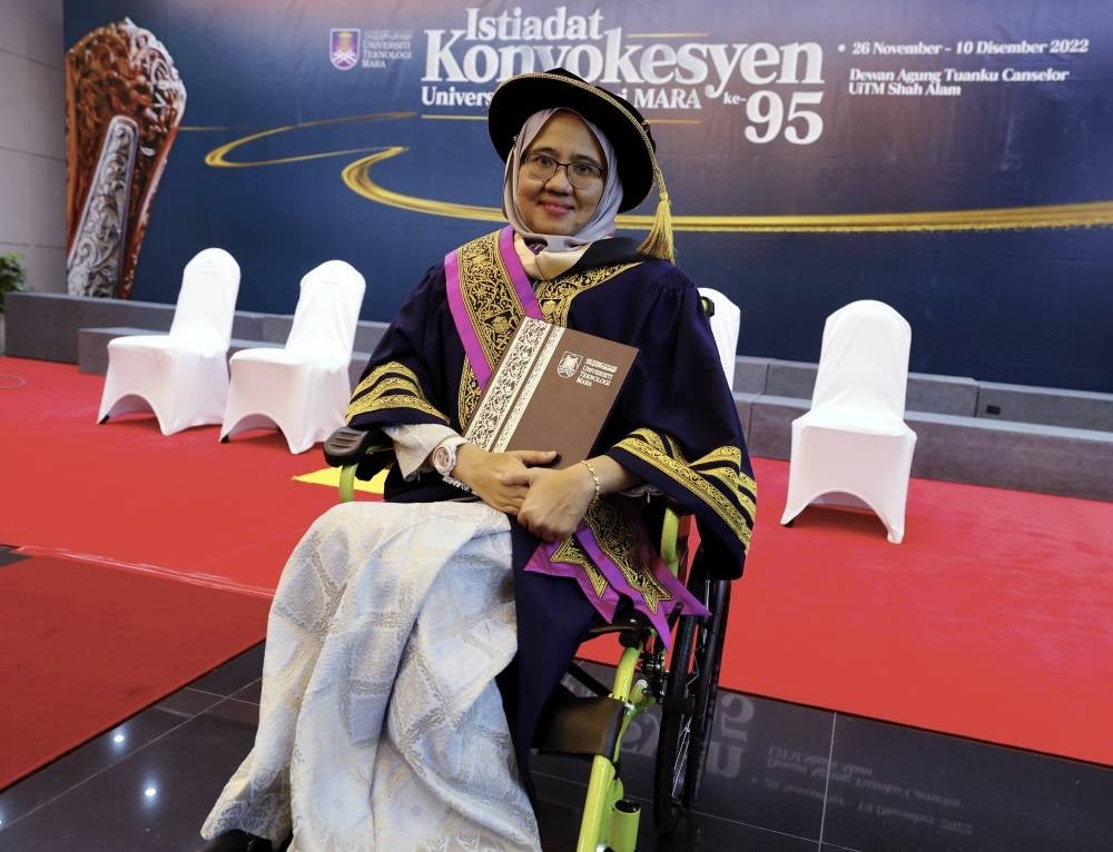 Recipient of the MTDC Doctor of Philosophy (Transport and Logistics) Innovation Book Award, Dr Anis Mardiana Abdullah. - BERNAMA
