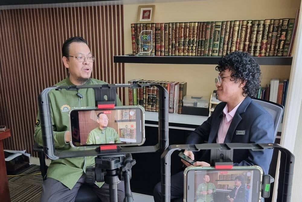 Dr Zaharuddin Abdul Rahman (left) - FILE PIX