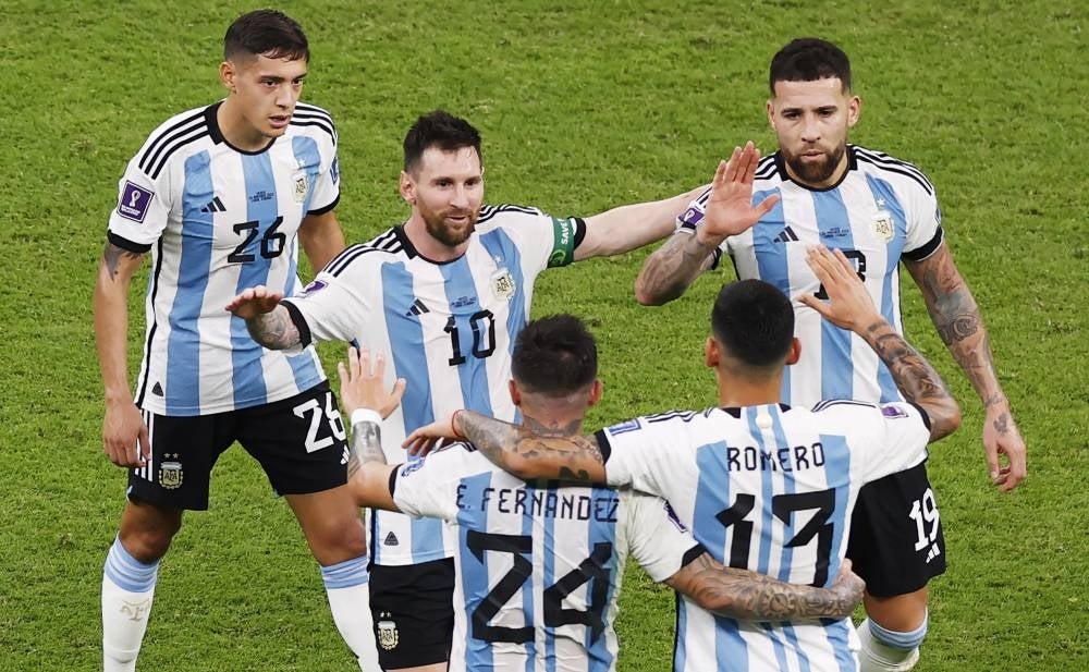 epa10331328 Lionel Messi (no.10) of Argentina celebrates with teammates after winning the FIFA World Cup 2022 group C soccer match between Argentina and Mexico at Lusail Stadium in Lusail, Qatar, 26 November 2022. EPA/Rungroj Yongrit