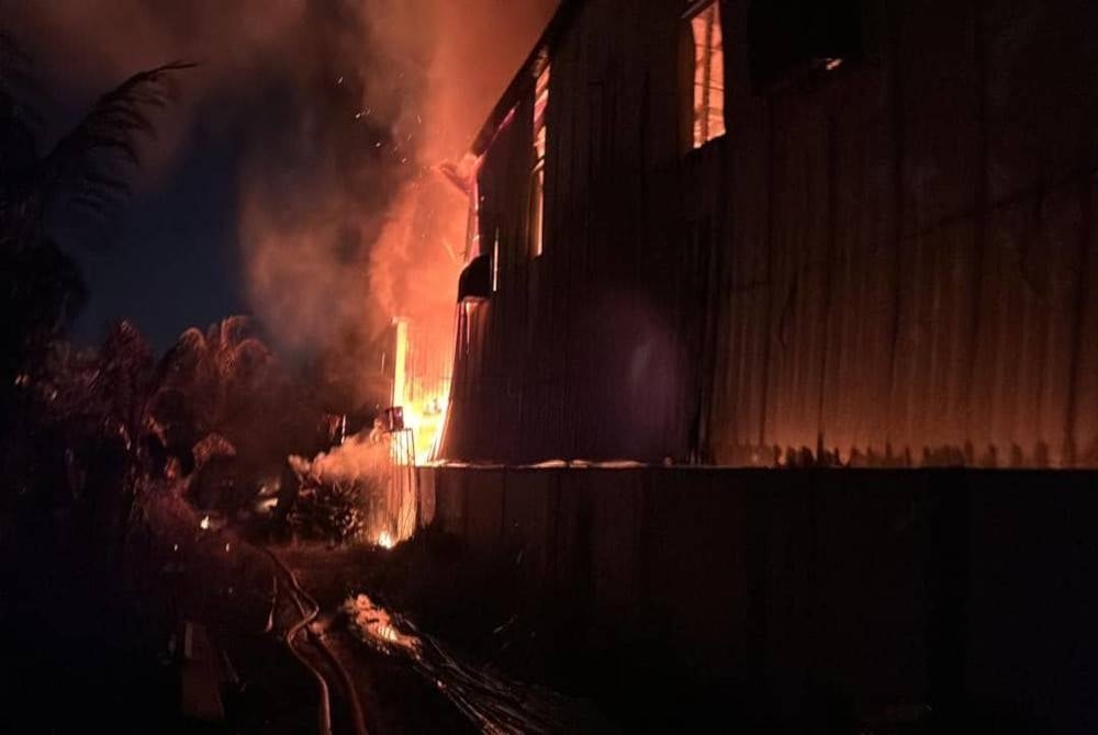 Two buildings involving four factories caught fire at Taman Perindustrian Puchong here on Sunday.