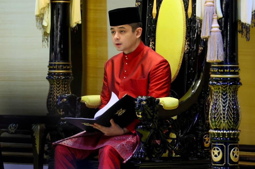 The Regent of Pahang Tengku Hassanal Ibrahim Alam Shah at the presentation of instruments of appointment and swearing-in as Menteri Besar of Pahang by Jelai Assemblyman Datuk Seri Wan Rosdi at Balairung Seri Istana Abu Bakar, today. - BERNAMA