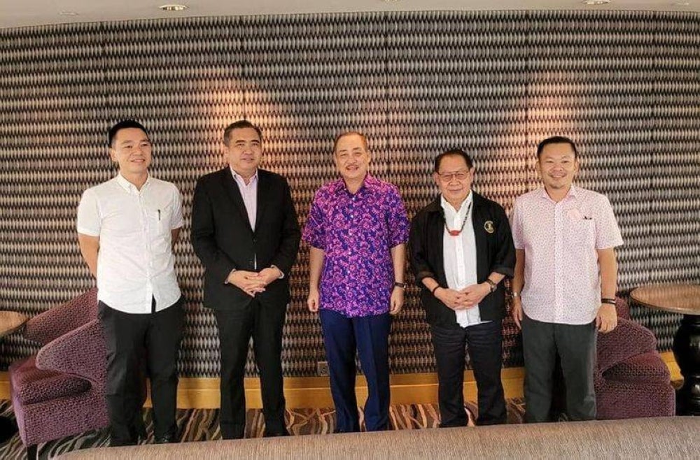 Hajiji (middle) with Anthony Loke (second from left), Foong Hin (left), Jeffrey Kitingan (second from right) and Su Fui (right). - Photo Facebook Anthony Loke