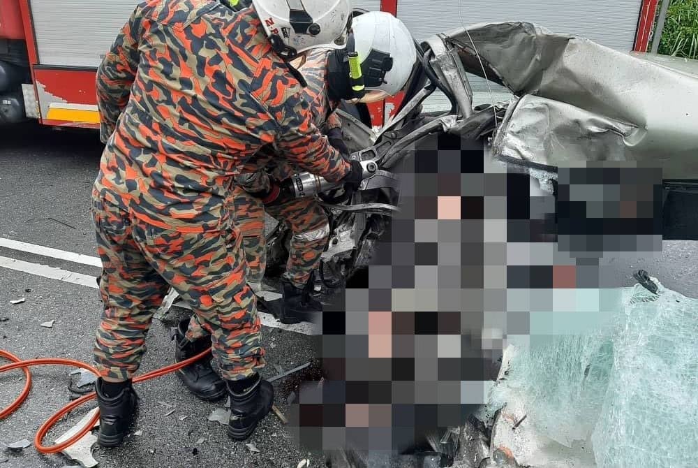 Firemen helping trapped victims at Kampung Sungai Sayong, Kluang today