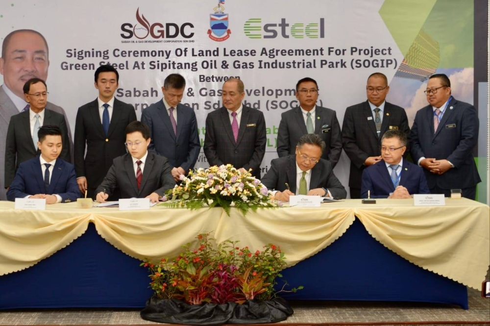 Hajiji (middle) witnessing the signing agreement of the land lease between Abdul Rahman (second from t left sitting down) and the ESTEEL Sabah representatives for the metal manufacturing project that will be implemented in Sipitang.
