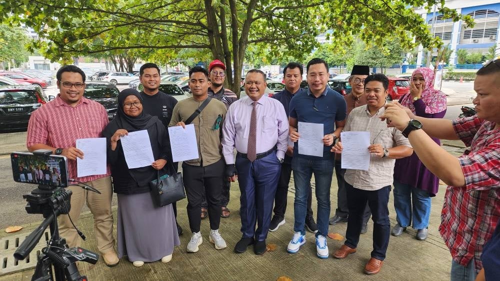 Sany (fourth from the left) when met at Dang Wangi IPD after lodging a report.