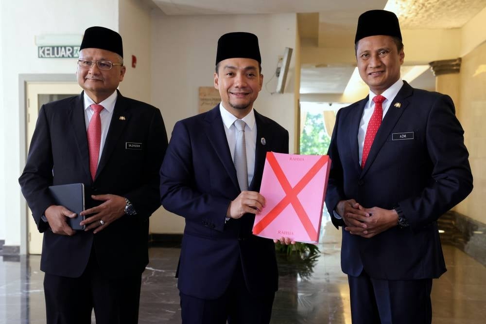 Onn Hafiz Ghazi (centre) during the Johor Budget 2023 Presentation at the Sultan Ismail Building, Kota Iskandar today. - Bernama Photo
