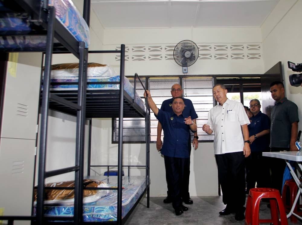 Saarani Mohamad (front, left) visiting the accommodation of foreign workers during a visit to the site of CLQ project at the Murni Hostel, Persiaran Jelapang today. - BERNAMA