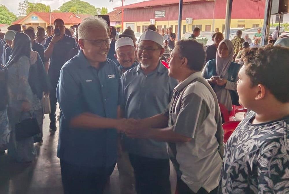 Hamzah (fourth from right) greets guests who attended the programme held at Tapak Bazar Ramadan in Selama.