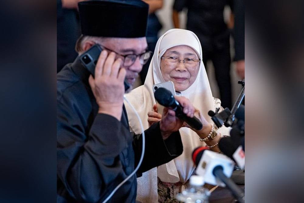 Anwar (left) and Azizah - Facebook photo of Anwar Ibrahim

