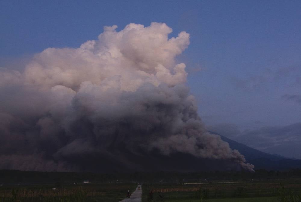 Mount Semeru spews smoke and ash in Lumajang on Dec 4, 2022. (Photo by Agus Harianto / AFP)