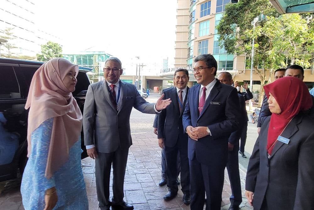 Yusran Shah (second from the left) introducing senior officials of the Education Ministry to Fadhlina (left).