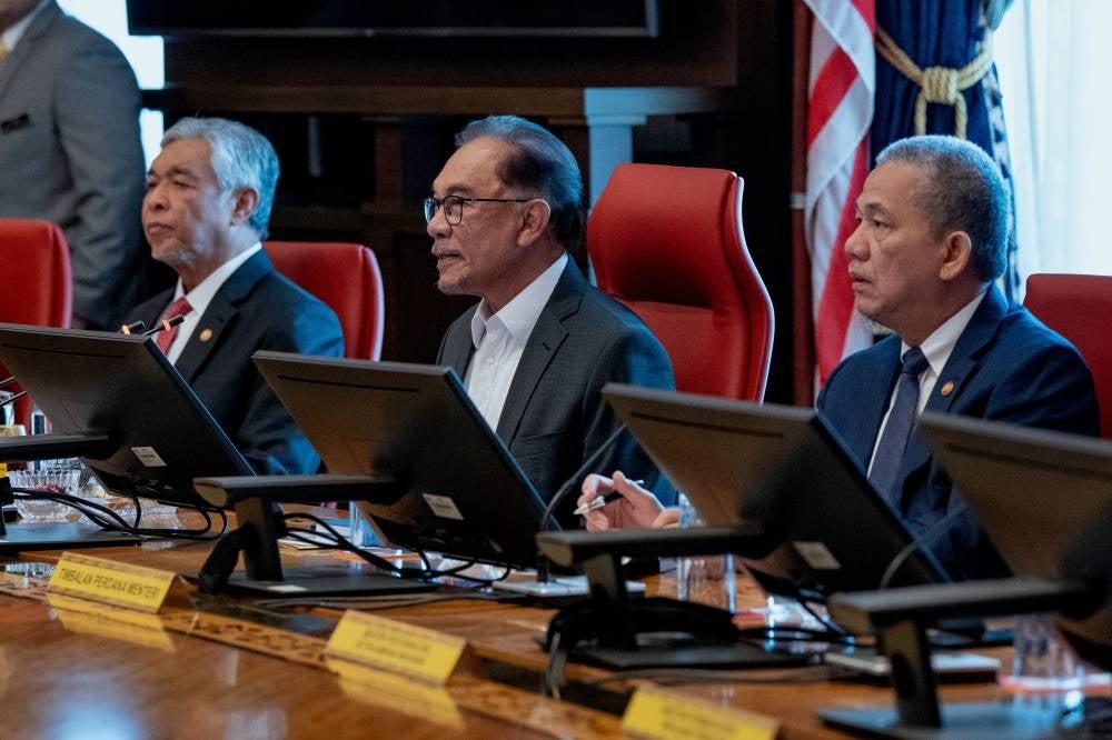 Anwar chairing a special Cabinet meeting of the unity government in Perdana Putra on Monday. Photo by Bernama.