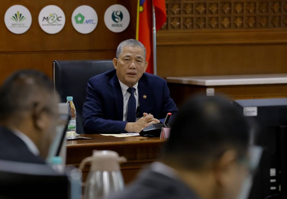 Fadillah Yusof attended a briefing with the top management of the ministry on his first day today. - BERNAMA