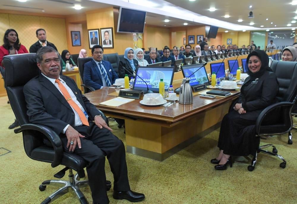 Mohamad Sabu officially began his duties at the Ministry of Agriculture and Food Security today. - BERNAMA