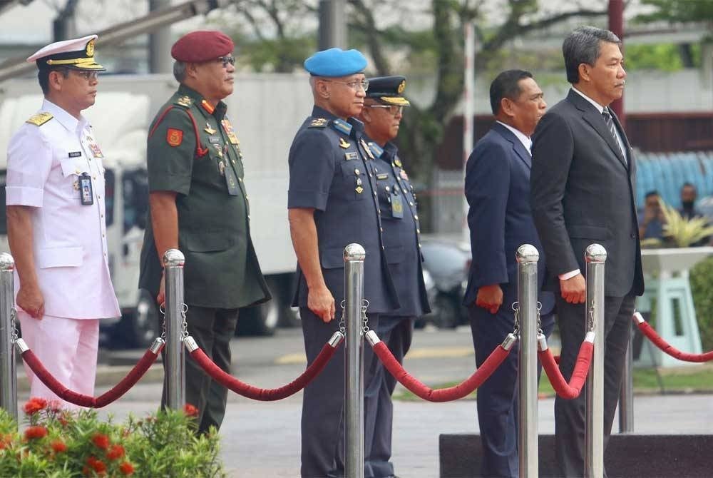 Mohamad arrived at the Defence Ministry to begin his duties on Monday.