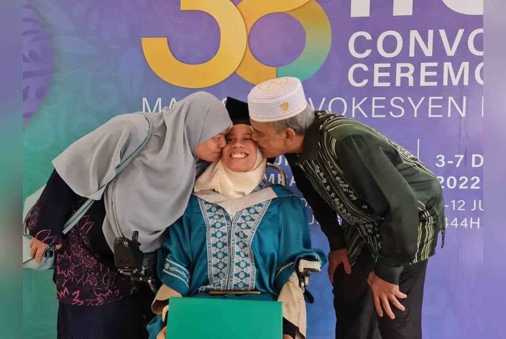 Maizan and her parents at the 38th IIUM Convocation Ceremony at the IIUM Gombak Campus.