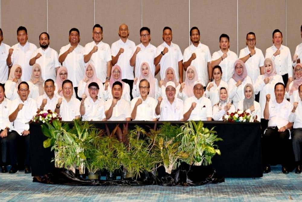 Hajiji (centre) together with Bersatu Sabah leadership, division leaders, Srikandi wing leaders, Armada, state Srikandi Muda and Bersekutu Bersatu at the Sabah International Convention Centre (SICC), Kota Kinabalu.
