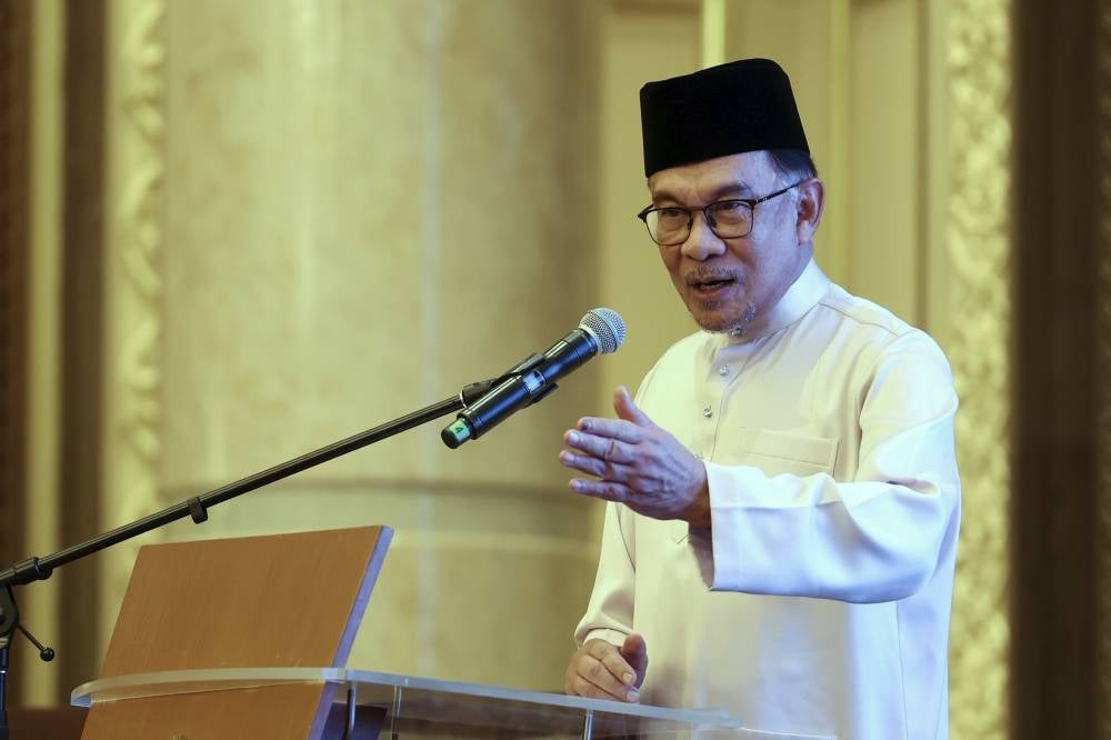 Prime Minister Datuk Seri Anwar Ibrahim said civil servants need to work with the government leadership to bring about change that can bring back the country to its glory days. - BERNAMA
