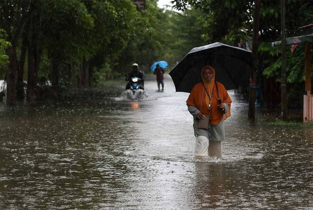 The number of flood evacuees dropped in Pahang and Terengganu, while those in Perak, Kelantan and Johor remained unchanged. - Photo: BERNAMA