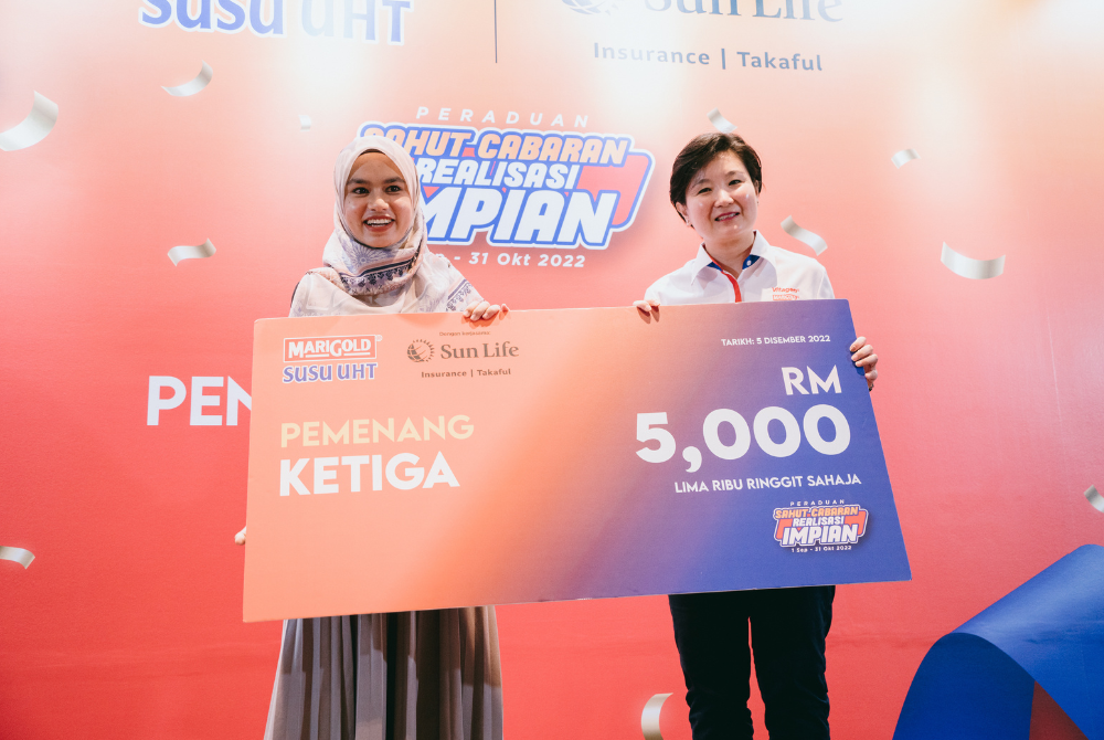 Third prize winner Wan Nasuha with Yap Jay Queen 