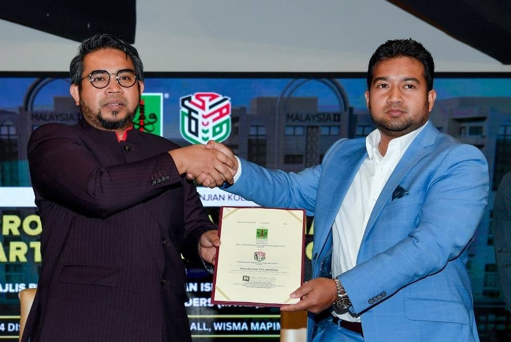 The Chief Executive Officer of the Consultative Council of Islamic Organizations of Malaysia (MAPIM) Dr Ahmad Sani Abdul Alim Araby (left) and the Chairman of the Supreme Member of MyAqsa Defenders (MyAD) Nadir Al-Nuri after signing a memorandum of agreement (MoA) for the Waqf Apartment Construction Project in Gaza, Palestine between MAPIM and Al-Aqsa Defenders Organization Malaysia (PPAM) at the Community Hall, MAPIM today - BERNAMA