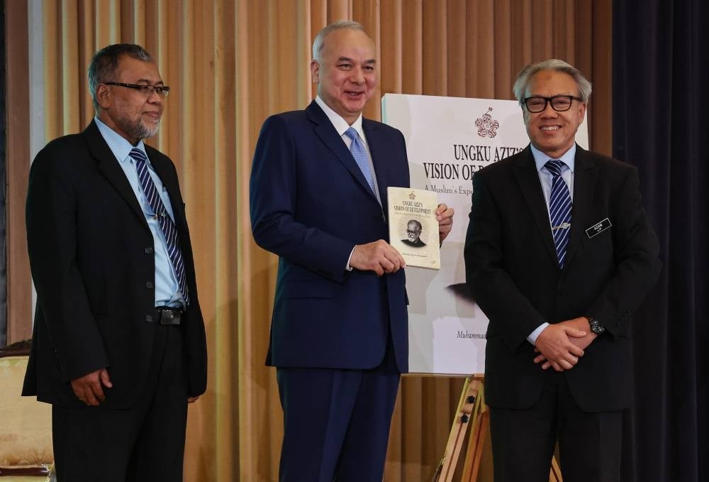 Sultan of Perak Sultan Nazrin Shah (centre) launches the Royal Professor Ungku Abdul Aziz Ungku Abdul Hamid’s Vision of Development at Institute of Islamic Understanding Malaysia (IKIM) in conjunction with IKIM International Forum, the "Royal Professor Ungku A Aziz, Expending The Frontiers of Development, today. - BERNAMA