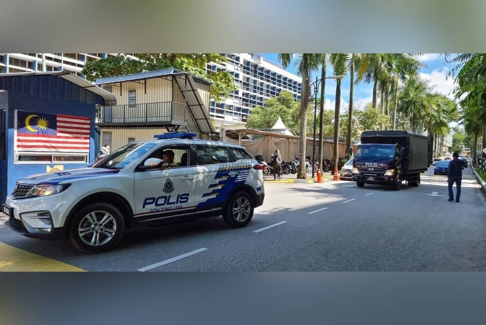 A police vehicle believed to be transporting the bodies of the victims in the landside tragedy in Batang Kali, Selangor arriving at HKL on Friday.