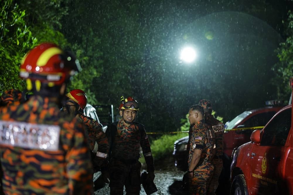 Rescuers resume SAR operation at Father's Organic Farm in Batang Kali, here, earlier today. Photo by Bernama.
