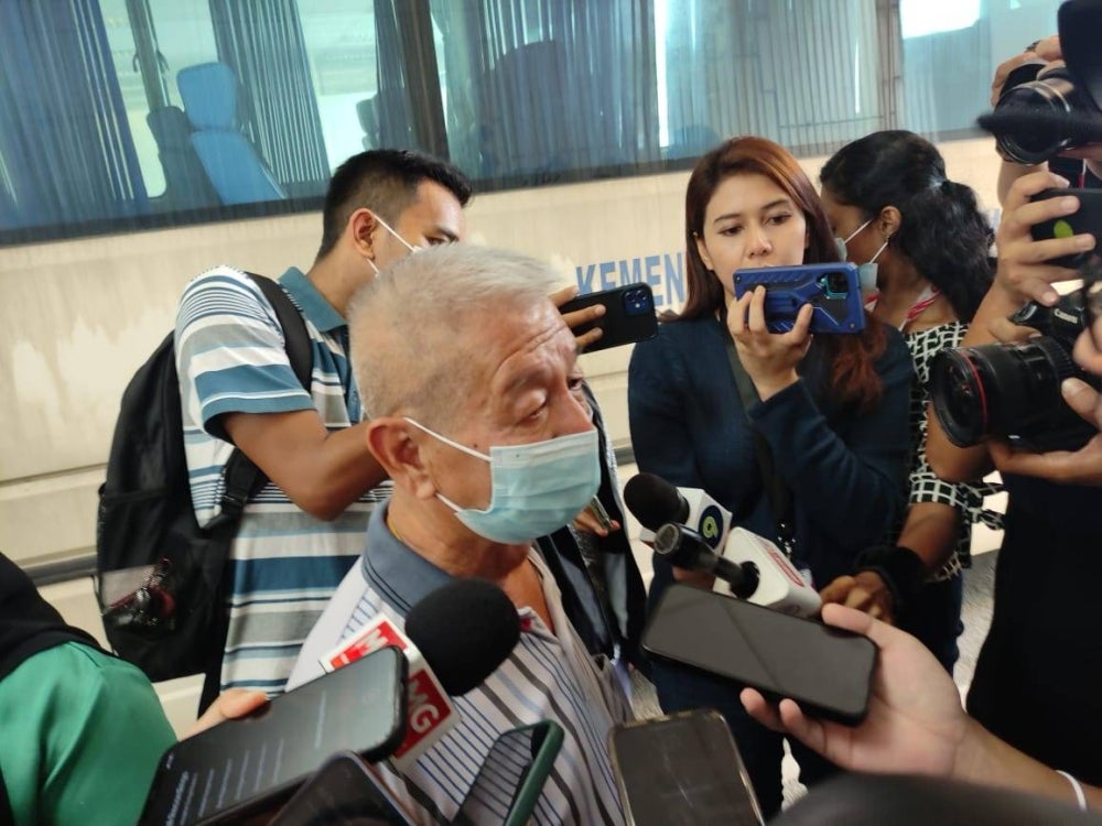 The uncle of the landslide victim near Jalan Batang Kali - Gohtong Jaya told the media outside of the Forensic Department, Sungai Buloh Hospital
Photo by Sinar Harian reporter
