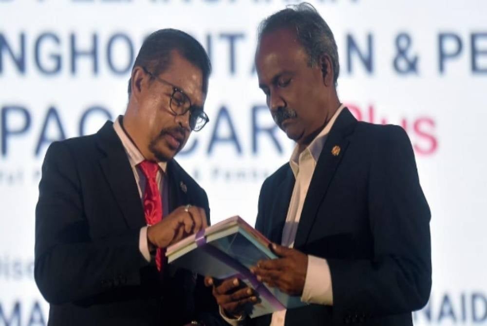 the Congress of Unions of Employees in the Public and Civil Services (Cuepacs) president Datuk Adnan Mat (left) and Human Resource Minister V. Sivakumar (right) - BERNAMA