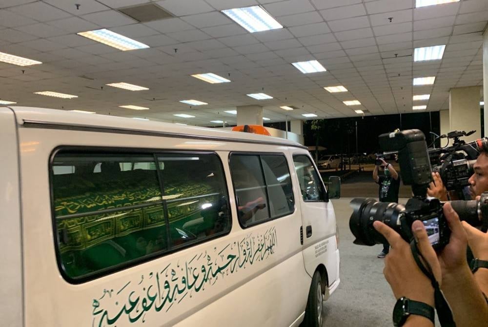 Van jenazah yang membawa Nurul Azwani meninggalkan Jabatan Forensik, Hospital Sungai Buloh, di sini, pada petang Sabtu.