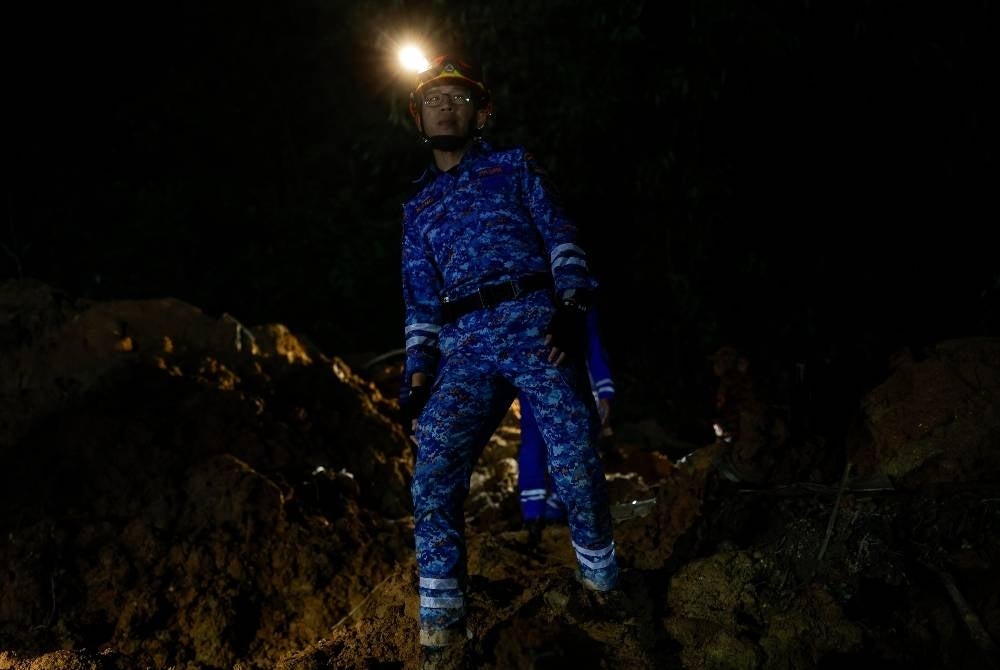 Malaysian Civil Defense Force (APM) continue their search and rescue mission during a survey at the site of a landslide at Father Organic Farm Batang Kali - BERNAMA